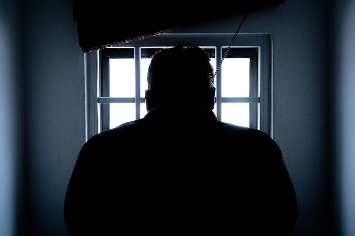 Een schim van een man, de zogenaamde buurman die een seriemoordenaar is en nu in de gevangenis zit