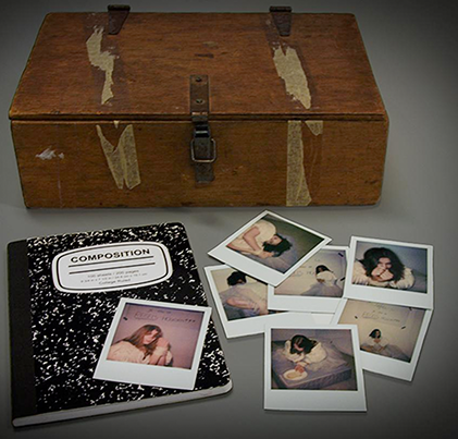 foto van een kistje met een notitieboek en fotos voor het moordspel practice makes perfect